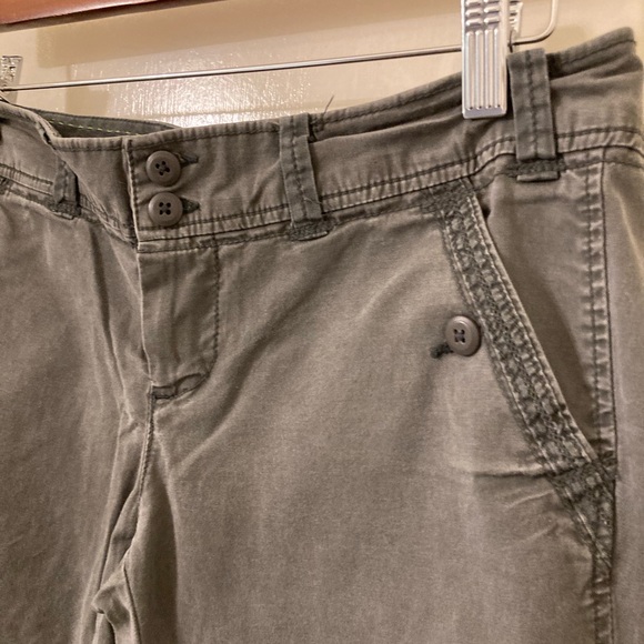 American Eagle Capris. Double Button Waist Button Pockets. Gray Size 4. Shorts - Picture 5 of 8